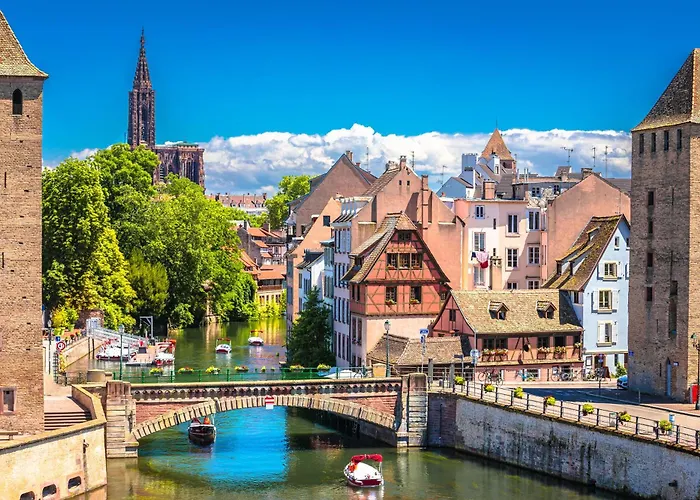 Bel Ami 01 - Turquoise & Or - Moderne Chic - Centre Ville - Acces Jardin - Clim - Wifi - Parking - Localisation Ideale
