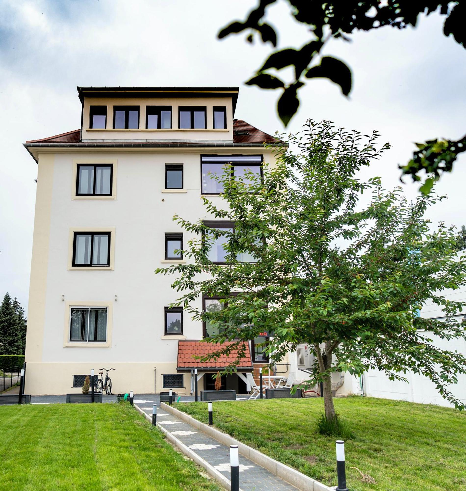 Apartment Bel Ami: Modern Chic With Garden Access In Center